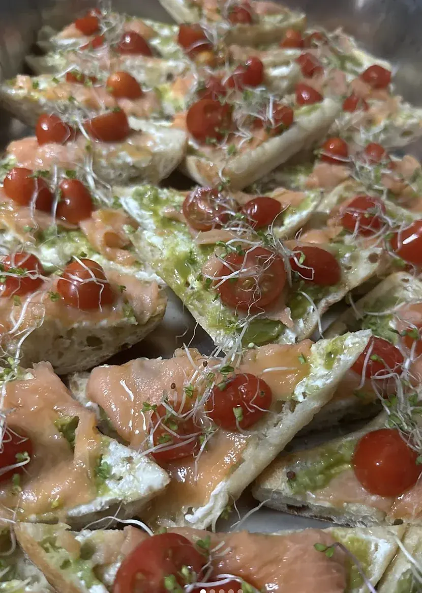 Crostini de salmón ahumado con tomate cherry, pesto y brotes frescos